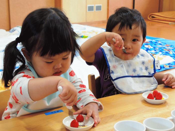 苺美を食べる園児その3